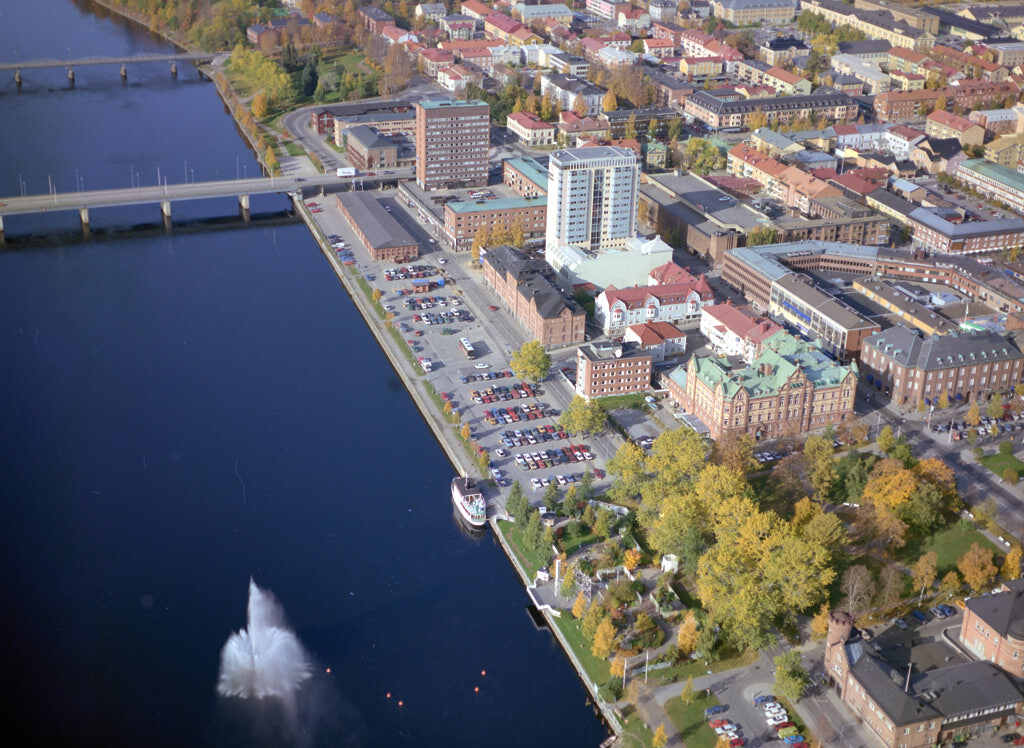 En bild av  år 1992. Det erbjuder oss en helt annan möjlighet att få en djupare och mer detaljerad inblick i denna plats än vad vi normalt kan uppleva från marknivå.