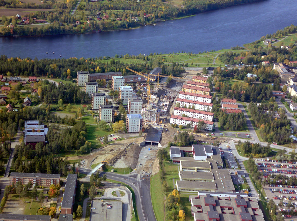 En bild av Ålidbacken och Sofiehem i Umeå år 1992. Det erbjuder oss en helt annan möjlighet att få en djupare och mer detaljerad inblick i denna plats än vad vi normalt kan uppleva från marknivå.