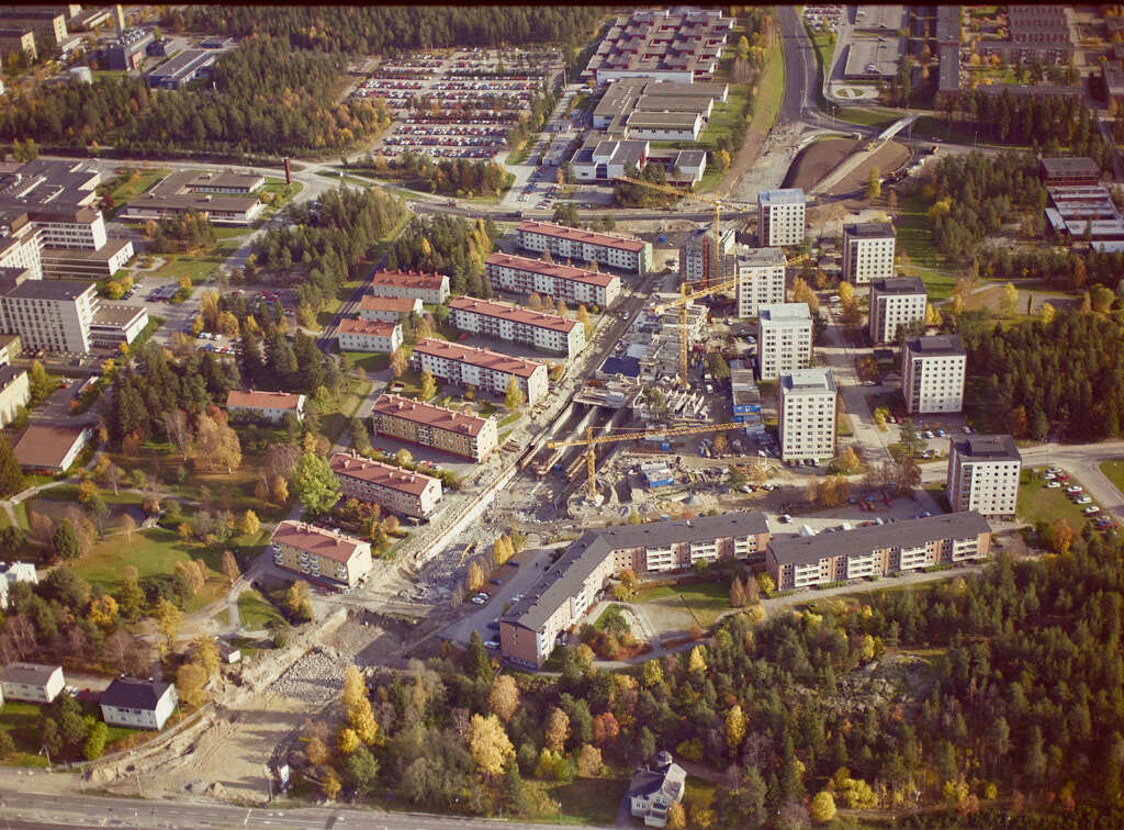 En bild från luften visar Ålidbacken år 1992.