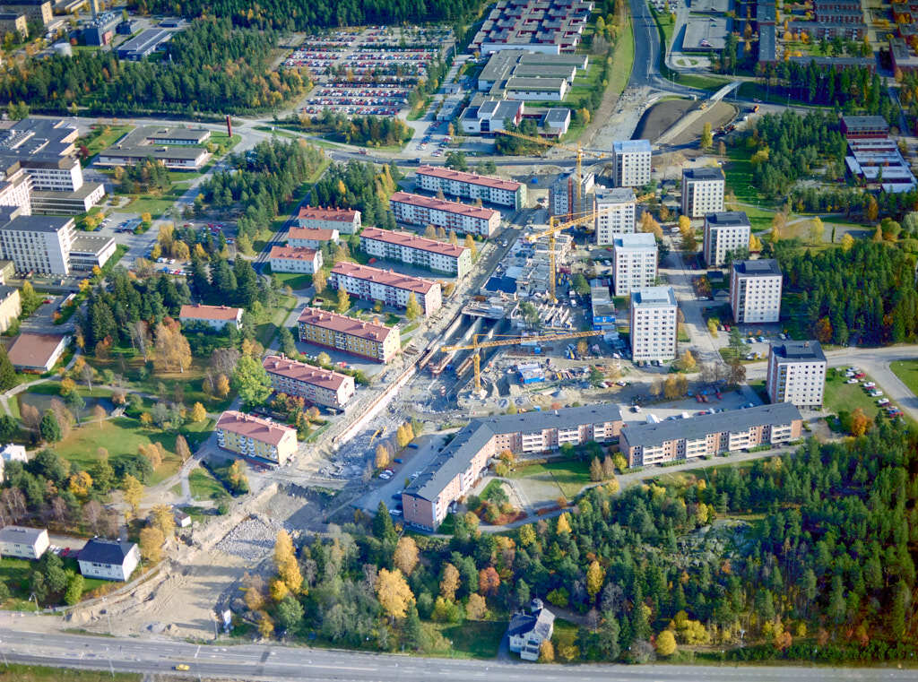 På den här bilden kan du se byggnationen av Ålidhemstunneln. tunneln gå under stadsdelen Tunnelbacken. Tunneln är 350 meter lång med 4 filer med en skiljeväg mellan körriktningarna.