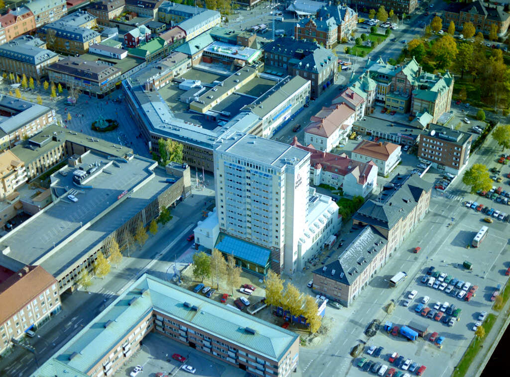 På den här bilden kan du se Scandic Plaza som det såg ut 1992. Du kan även se Renmarkstorget, Storgatan och Västra Strandgatan.