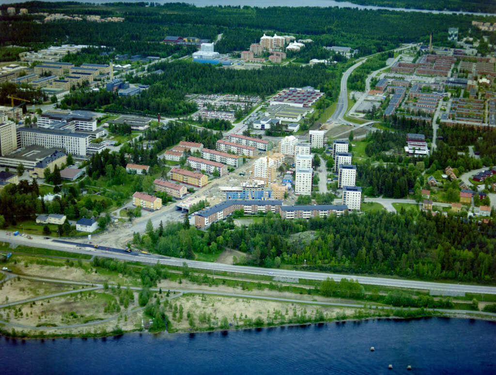 Bilden av Ålidbacken, Öbacka, Sofiehem och Sjukhusområdet från 1993, som togs från luften, ger oss en unik möjlighet att se platsen på ett sätt som sällan är möjligt.