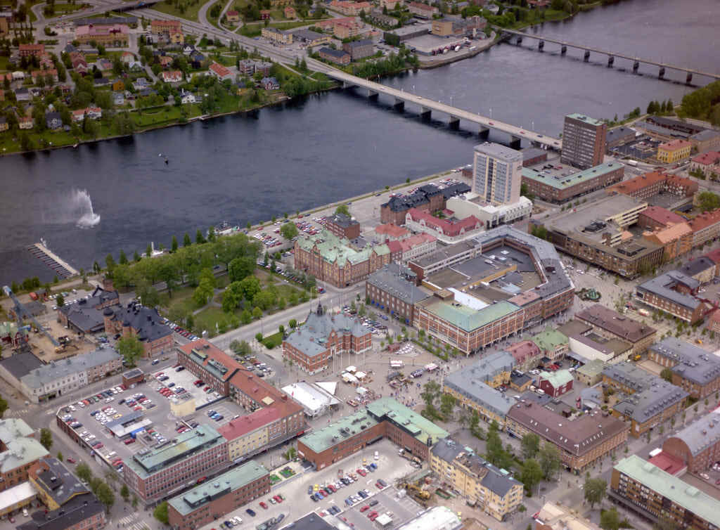 Vy över Centrala stan i Umeå 1993, med fokus på välkända landmärkena som 