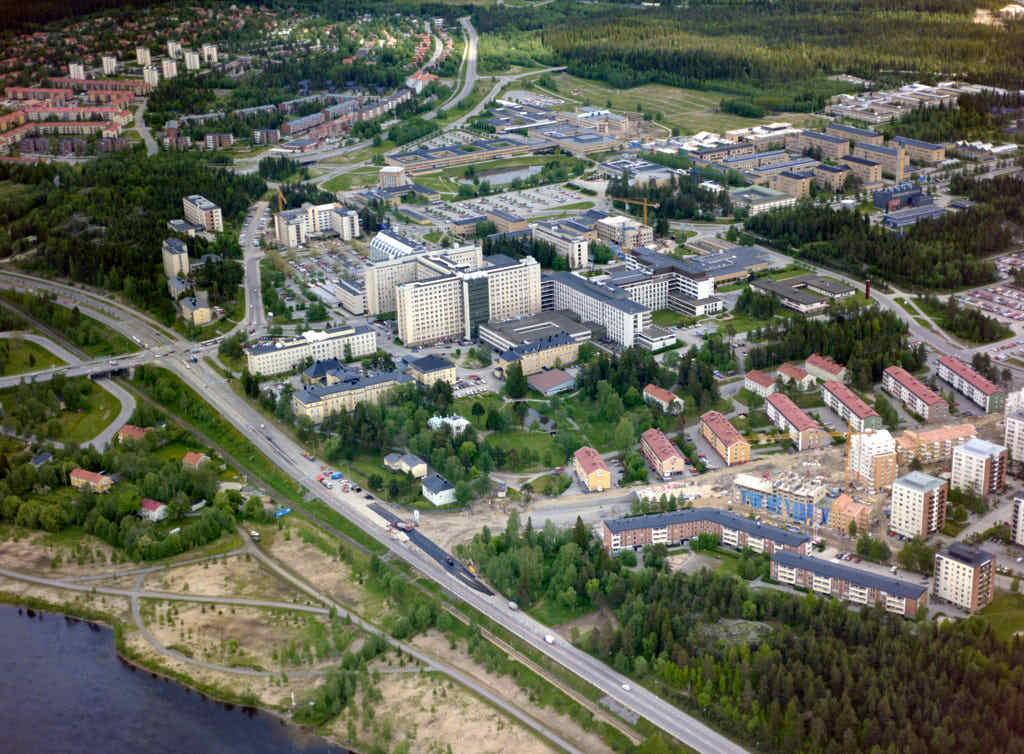 År 1993 togs bilden över Sjukhusområdet och Öbacka i Umeå. Den här bilden är inte bara intressant att titta på, den är också värdefull när man planerar städer och de som vill förstå hur städer ändras över tid. Den hjälper oss att se hur Sjukhusområdet och Öbacka har utvecklats och hur de passar in i staden.