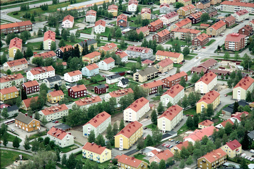 År 2023 togs flygbild över Haga. Den här bilden är inte bara intressant att titta på, den är också värdefull när man planerar städer och de som vill förstå hur städer ändras över tid. Den hjälper oss att se hur Haga har utvecklats och hur de passar in i staden.