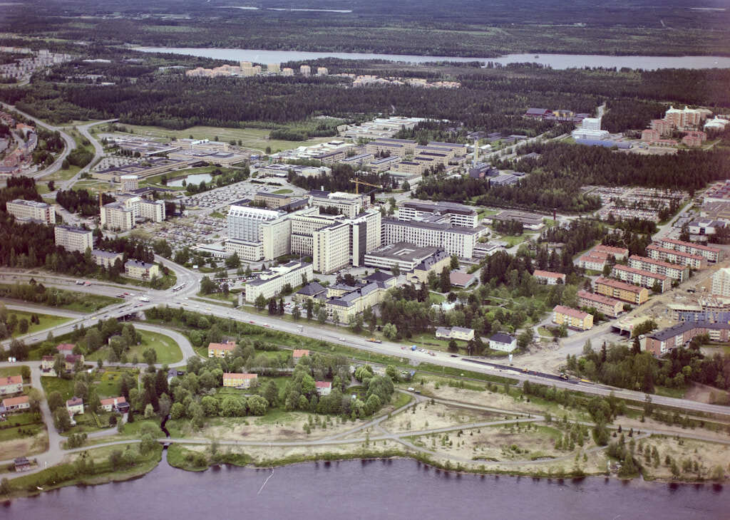 En bild från luften visar Öbacka år 1993.