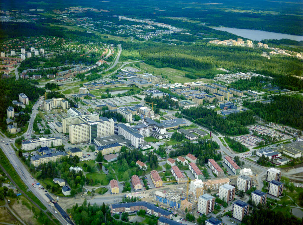 Ett flygbild av Sjukhusområdet och Ålidbacken år 1993. Det erbjuder oss en helt annan möjlighet att få en djupare och mer detaljerad inblick i denna plats än vad vi normalt kan uppleva från marknivå.