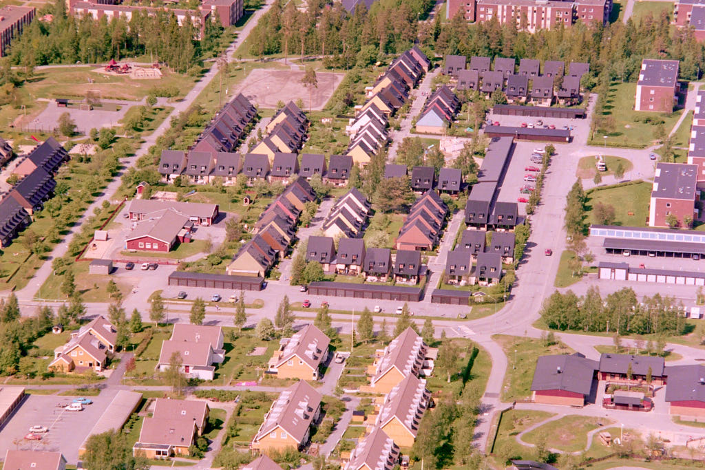 En flygbild som visar Carlshem i Umeå år 1994.
