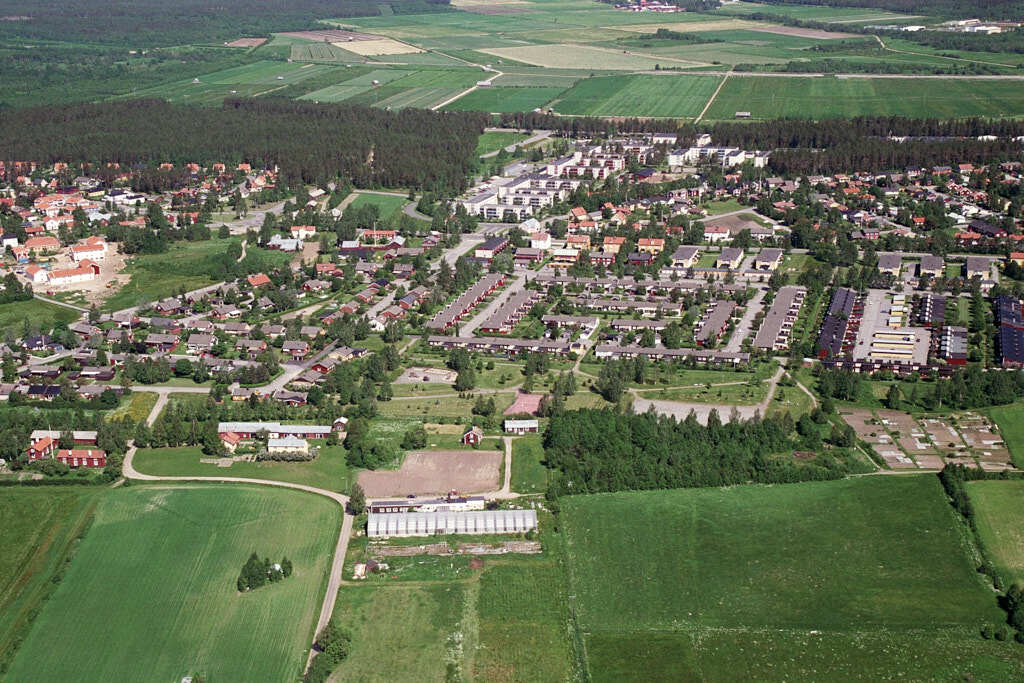 Ett flygbild av Västerhiske och 1995 år 1995. Det erbjuder oss en helt annan möjlighet att få en djupare och mer detaljerad inblick i denna plats än vad vi normalt kan uppleva från marknivå.