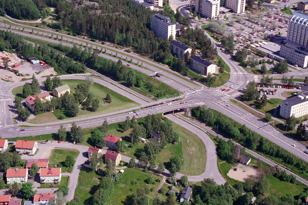 Ett flygbild av Öst på stan och Öbacka år 1995. Det erbjuder oss en helt annan möjlighet att få en djupare och mer detaljerad inblick i denna plats än vad vi normalt kan uppleva från marknivå.