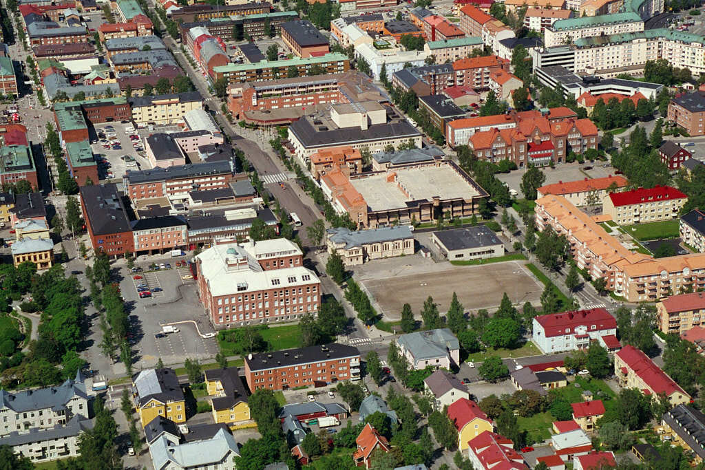 Ett flygbild av Centrala stan år 1995. Det erbjuder oss en helt annan möjlighet att få en djupare och mer detaljerad inblick i denna plats än vad vi normalt kan uppleva från marknivå.