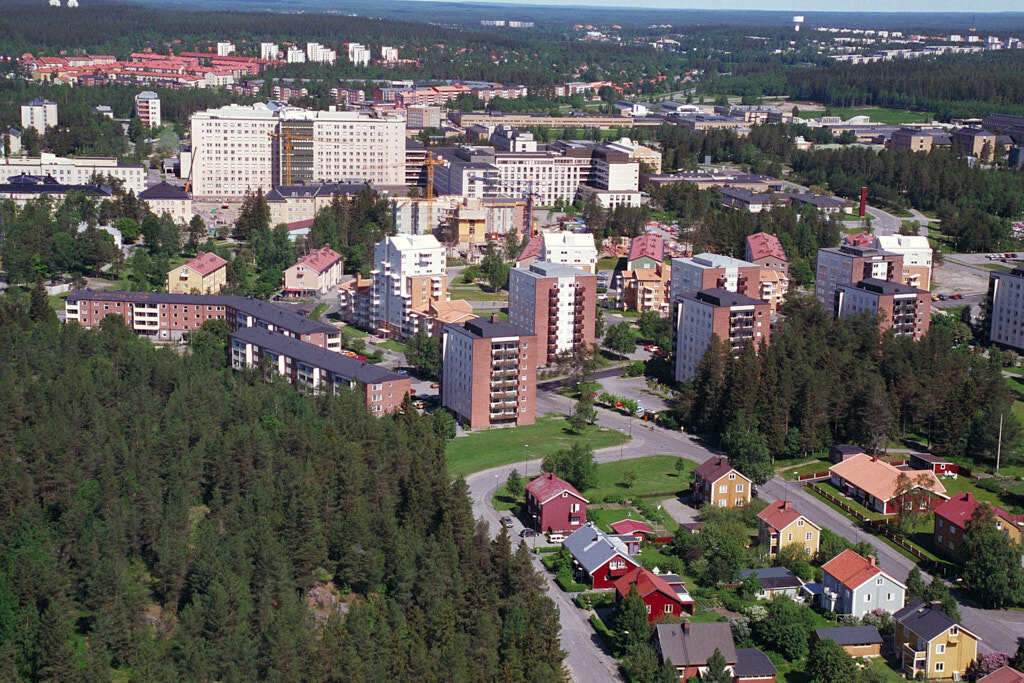 Sofiehem och Ålidbacken sett från luften år 1995.