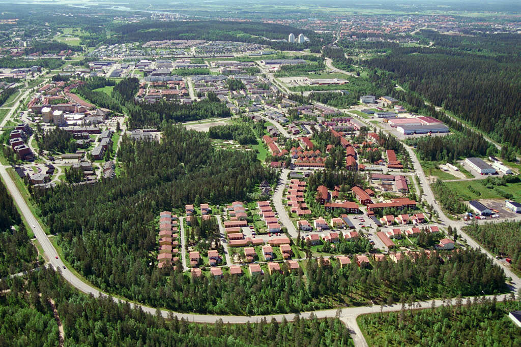 År 2023 togs flygbild över Ersboda. Den här bilden är inte bara intressant att titta på, den är också värdefull när man planerar städer och de som vill förstå hur städer ändras över tid. Den hjälper oss att se hur Ersboda har utvecklats och hur de passar in i staden.