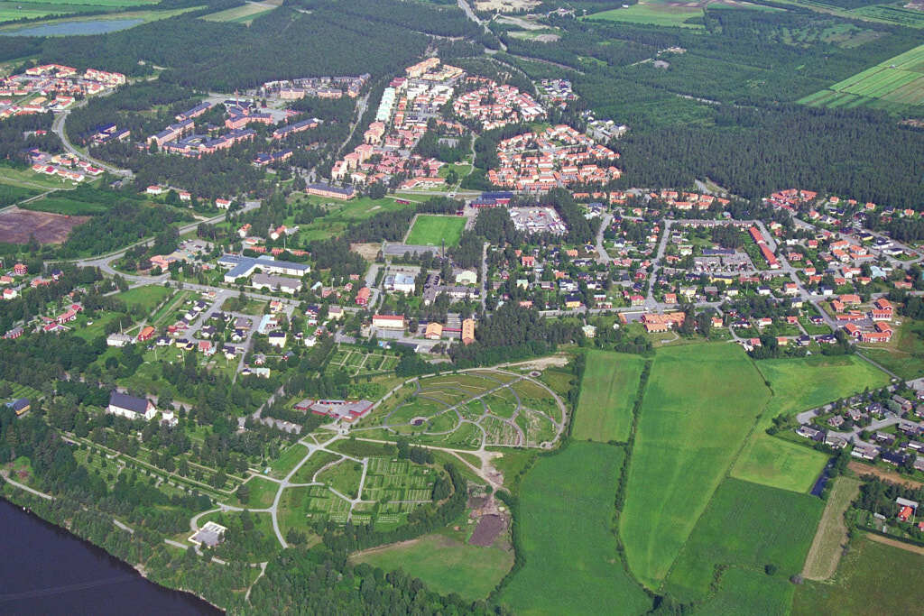 En bild från luften visar Västerhiske och Umedalen år 1998.