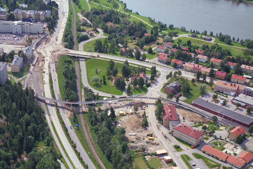 En bild från luften visar Östermalm, Öst på stan och Öbacka år 1998.