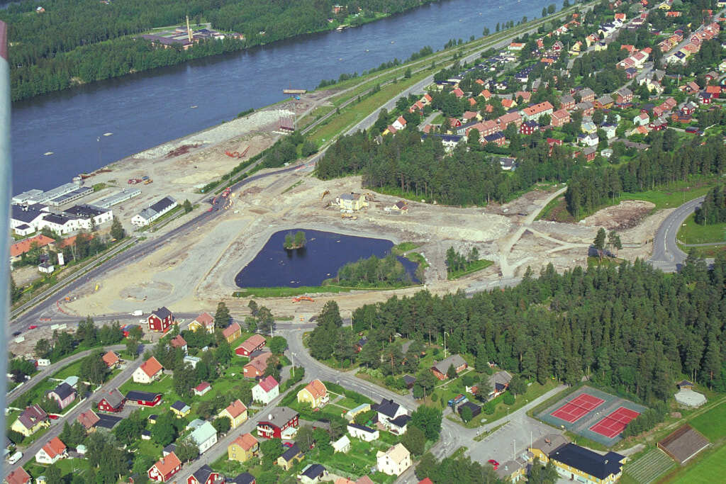 En bild från luften visar Gimonäs år 1998.