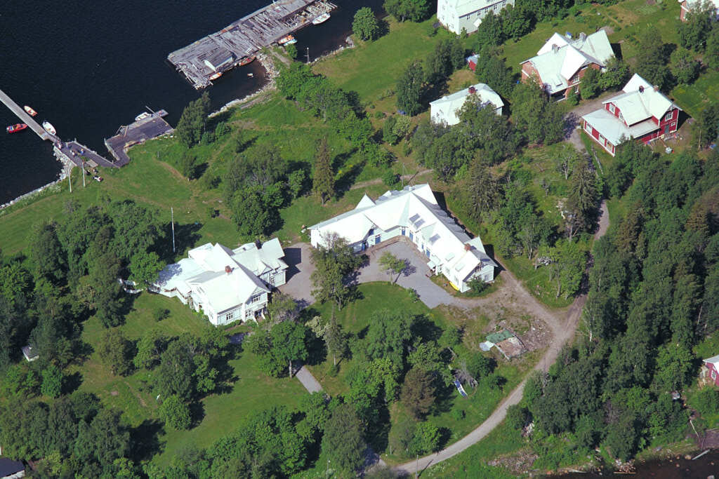 Bilden av Norrbyskär från 1998, som togs från luften, ger oss en unik möjlighet att se platsen på ett sätt som sällan är möjligt.