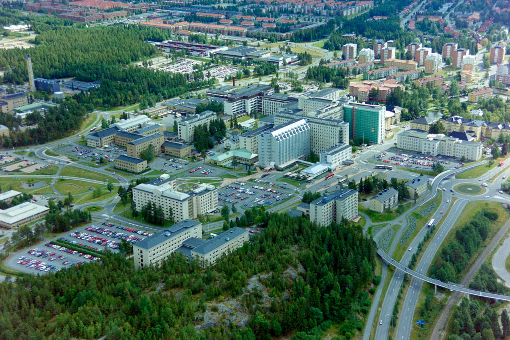 År 1999 togs bilden över Sjukhusområdet i Umeå. Den här bilden är inte bara intressant att titta på, den är också värdefull när man planerar städer och de som vill förstå hur städer ändras över tid. Den hjälper oss att se hur Sjukhusområdet har utvecklats och hur de passar in i staden.