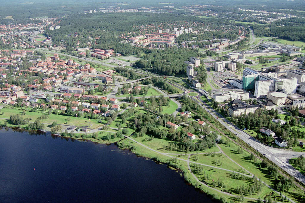 År 2023 togs flygbild över Öbacka. Den här bilden är inte bara intressant att titta på, den är också värdefull när man planerar städer och de som vill förstå hur städer ändras över tid. Den hjälper oss att se hur Öbacka har utvecklats och hur de passar in i staden.