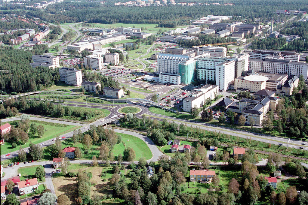 År 2000 togs bilden över Öbacka och Sjukhusområdet i Umeå. Den här bilden är inte bara intressant att titta på, den är också värdefull när man planerar städer och de som vill förstå hur städer ändras över tid. Den hjälper oss att se hur Öbacka och Sjukhusområdet har utvecklats och hur de passar in i staden.
