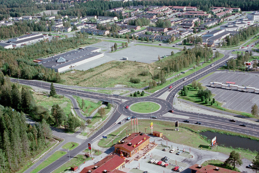 Vy över Ersboda i Umeå 2000, med fokus på välkända landmärkena som 