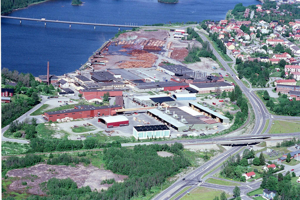 Ett flygbild av Holmsund år 2001. Det erbjuder oss en helt annan möjlighet att få en djupare och mer detaljerad inblick i denna plats än vad vi normalt kan uppleva från marknivå.