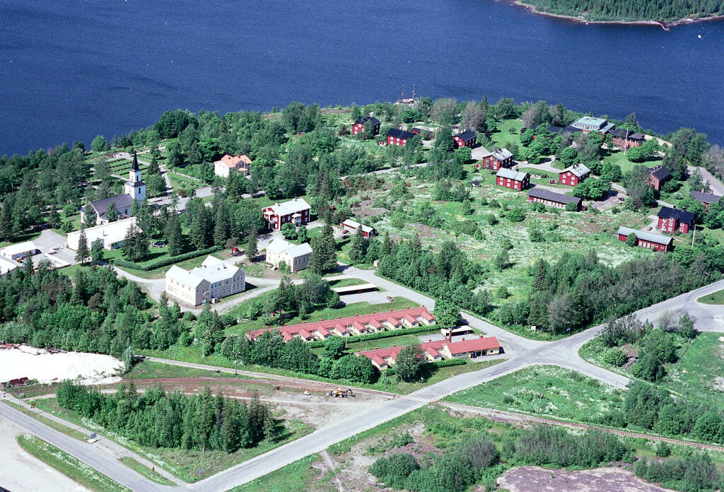 Ett flygbild av Holmsund år 2001. Det erbjuder oss en helt annan möjlighet att få en djupare och mer detaljerad inblick i denna plats än vad vi normalt kan uppleva från marknivå.