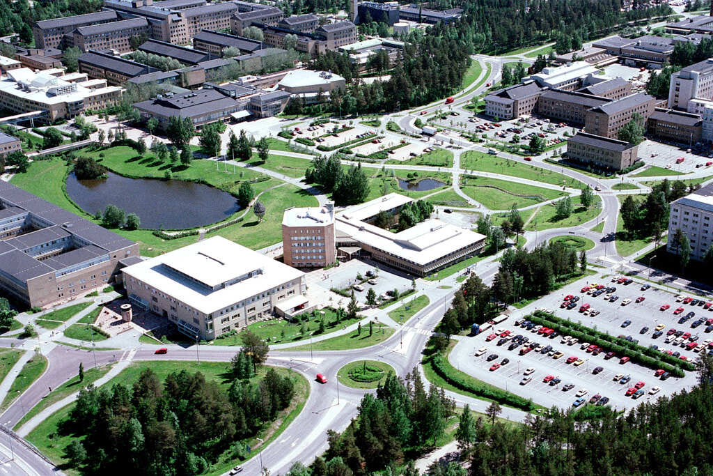 Det här är en bild som togs från ovan av Universitetsområdet år 2001