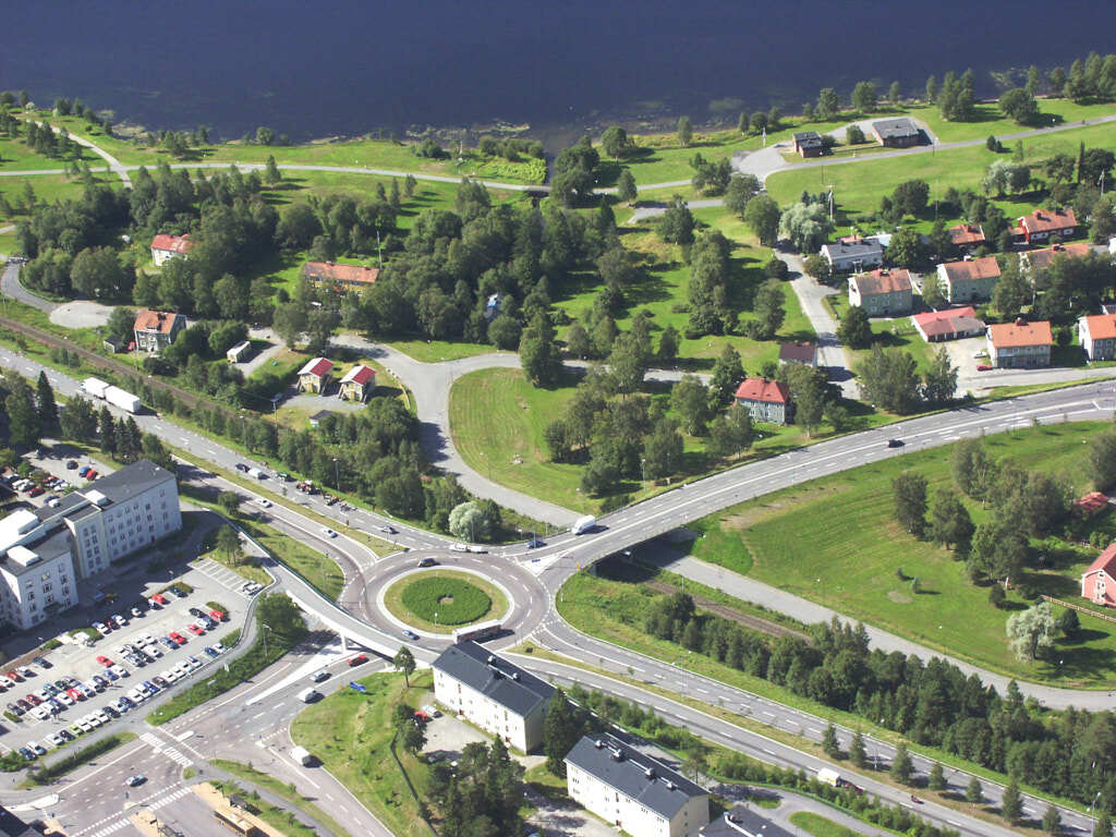 År 2002 togs bilden över Öbacka i Umeå. Den här bilden är inte bara intressant att titta på, den är också värdefull när man planerar städer och de som vill förstå hur städer ändras över tid. Den hjälper oss att se hur Öbacka har utvecklats och hur de passar in i staden.