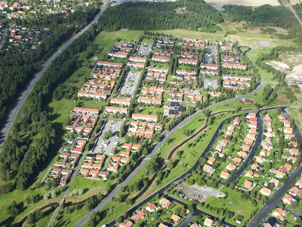 År 2003 togs bilden över Rödäng i Umeå. Den här bilden är inte bara intressant att titta på, den är också värdefull när man planerar städer och de som vill förstå hur städer ändras över tid. Den hjälper oss att se hur Rödäng har utvecklats och hur de passar in i staden.