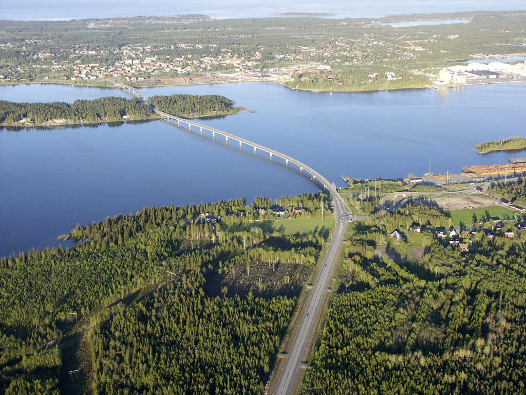 År 2023 togs flygbild över Obbola. Den här bilden är inte bara intressant att titta på, den är också värdefull när man planerar städer och de som vill förstå hur städer ändras över tid. Den hjälper oss att se hur Obbola har utvecklats och hur de passar in i staden.