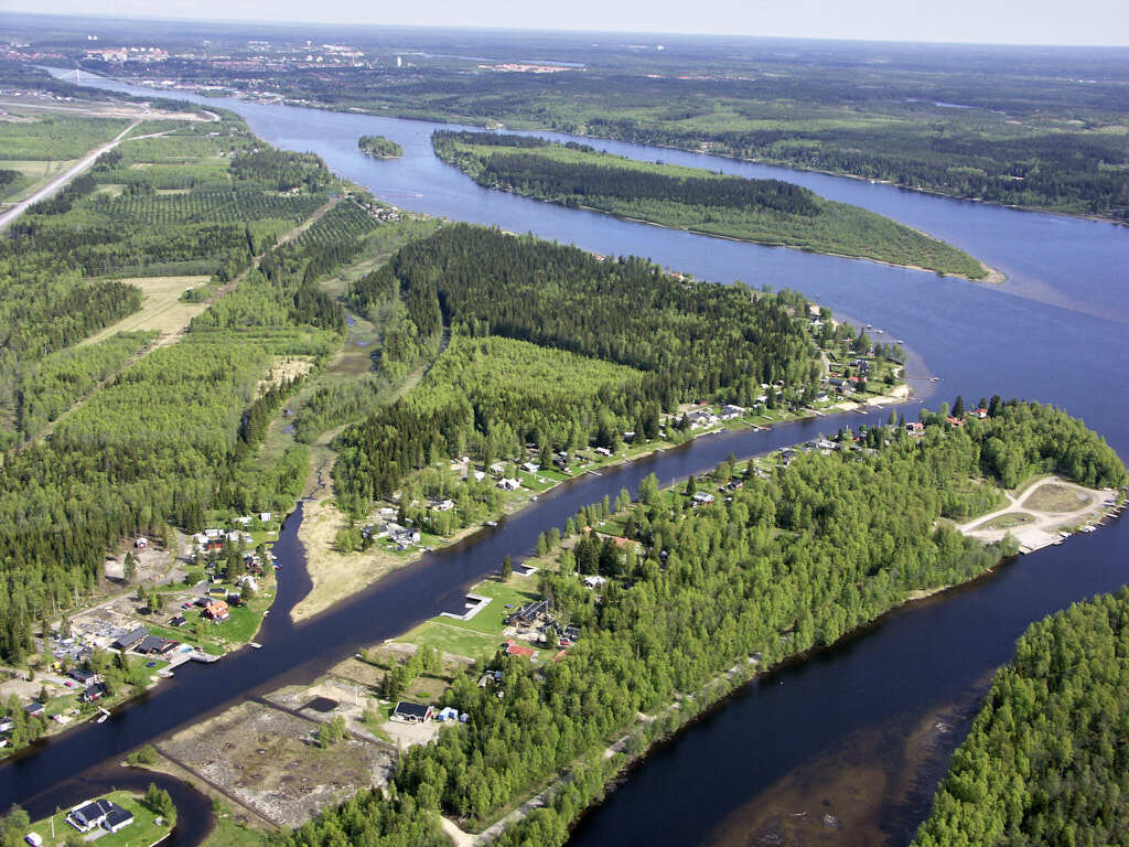 En bild från luften visar Bergön, Sand och Rinneln år 2004.