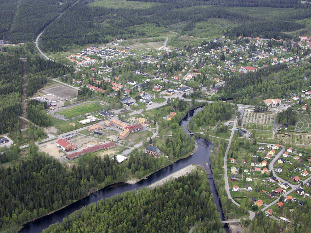 År 2023 togs flygbild över Hörnefors. Den här bilden är inte bara intressant att titta på, den är också värdefull när man planerar städer och de som vill förstå hur städer ändras över tid. Den hjälper oss att se hur Hörnefors har utvecklats och hur de passar in i staden.