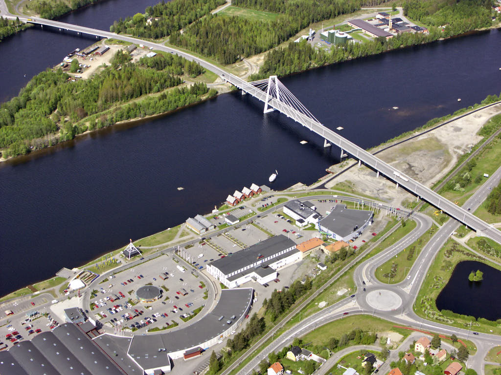 Bilden över Gimonäs i Umeå från 2004, som togs från luften, ger oss en unik möjlighet att se platsen på ett sätt som sällan är möjligt.