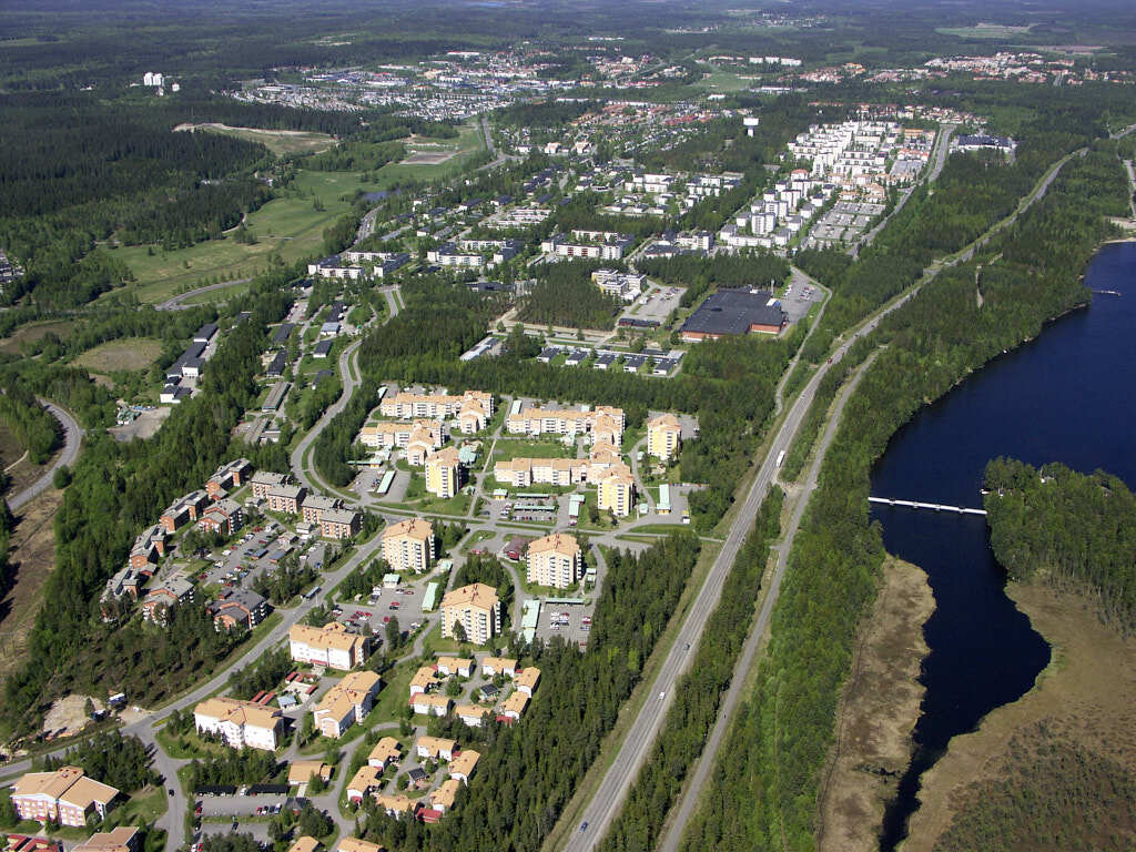 Ett flygbild av Nydalahöjden år 2004. Det erbjuder oss en helt annan möjlighet att få en djupare och mer detaljerad inblick i denna plats än vad vi normalt kan uppleva från marknivå.