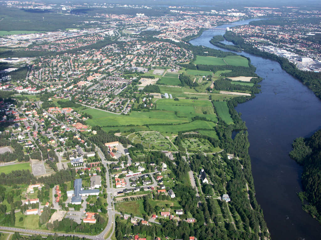 År 2023 togs flygbild över Backen och Västerhiske. Den här bilden är inte bara intressant att titta på, den är också värdefull när man planerar städer och de som vill förstå hur städer ändras över tid. Den hjälper oss att se hur Backen och Västerhiske har utvecklats och hur de passar in i staden.