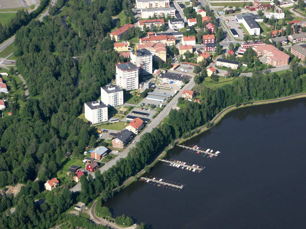 År 2023 togs flygbild över Väst på stan. Den här bilden är inte bara intressant att titta på, den är också värdefull när man planerar städer och de som vill förstå hur städer ändras över tid. Den hjälper oss att se hur Väst på stan har utvecklats och hur de passar in i staden.