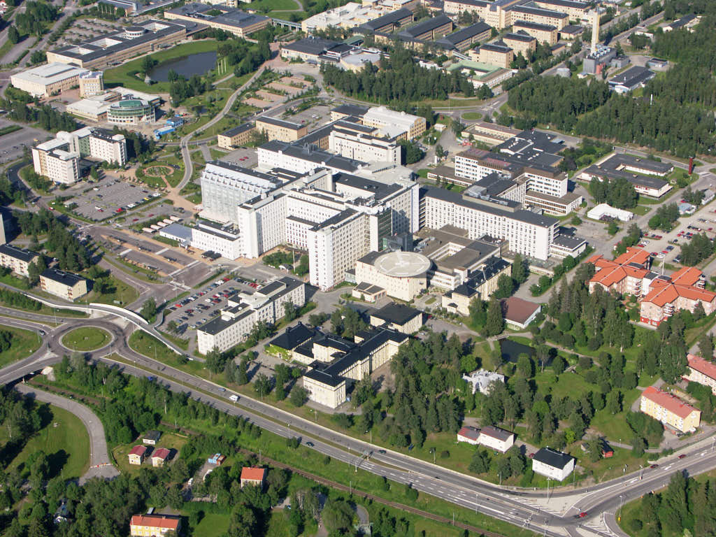 En bild av Sjukhusområdet i Umeå år 2004. Det erbjuder oss en helt annan möjlighet att få en djupare och mer detaljerad inblick i denna plats än vad vi normalt kan uppleva från marknivå.