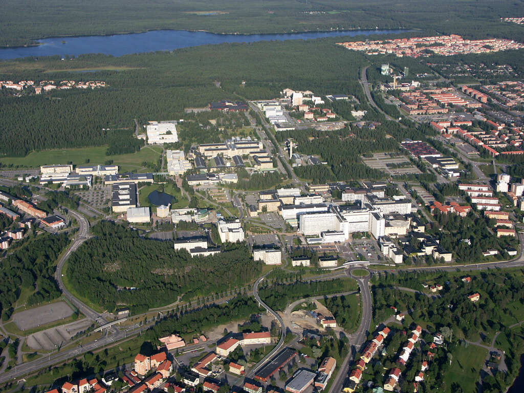 Ett flygbild av Sjukhusområdet och Universitetsområdet år 2004. Det erbjuder oss en helt annan möjlighet att få en djupare och mer detaljerad inblick i denna plats än vad vi normalt kan uppleva från marknivå.