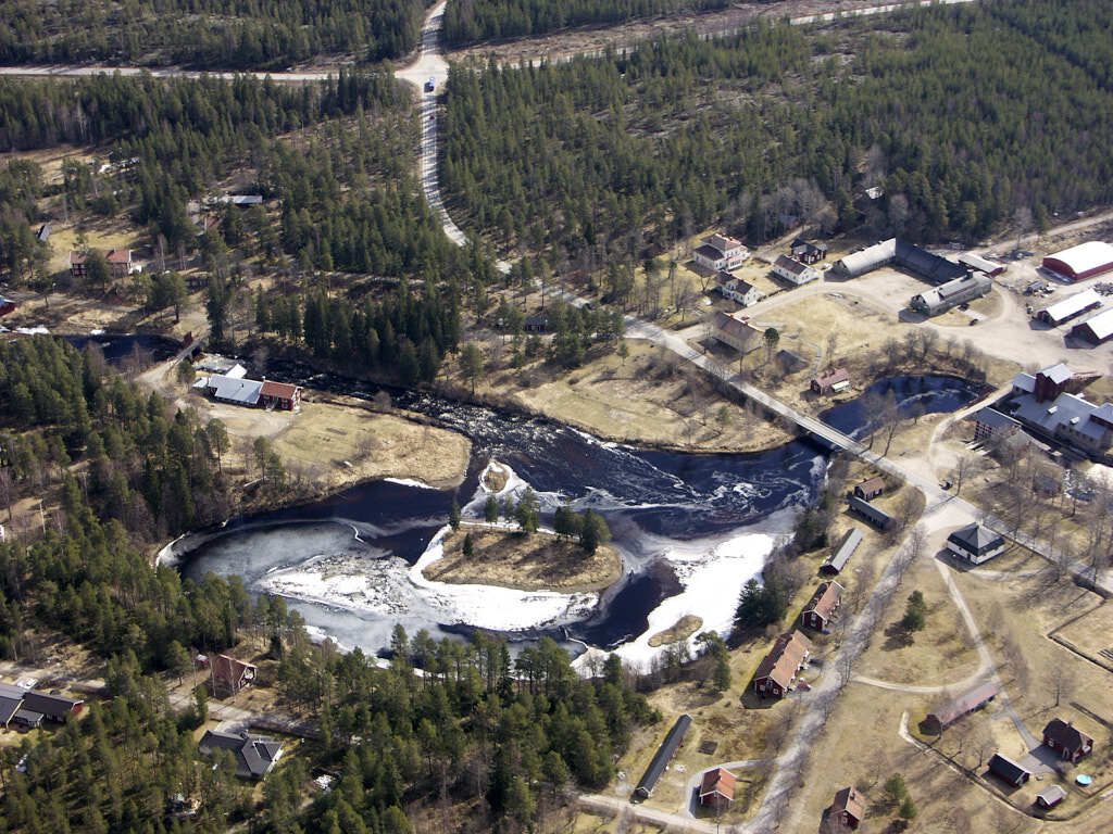 Bilden av Olofsfors från 2005, som togs från luften, ger oss en unik möjlighet att se platsen på ett sätt som sällan är möjligt.