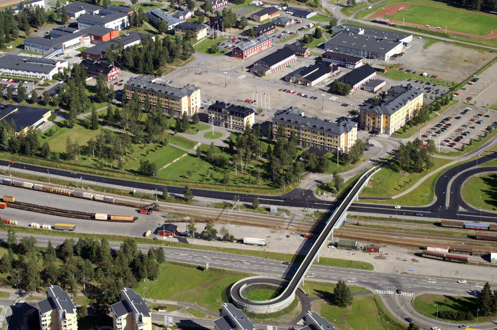 År 2005 togs bilden över Regementet i Umeå. Den här bilden är inte bara intressant att titta på, den är också värdefull när man planerar städer och de som vill förstå hur städer ändras över tid. Den hjälper oss att se hur Regementet har utvecklats och hur de passar in i staden.