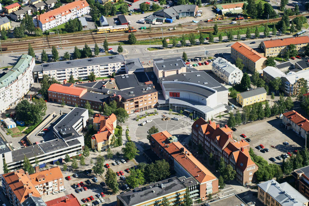 Bilden av Centrala stan i Umeå från 2005, som togs från luften, ger oss en unik möjlighet att se platsen på ett sätt som sällan är möjligt.
