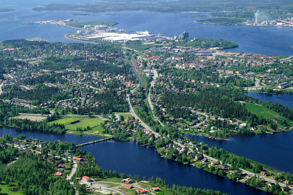 År 2023 togs flygbild över Holmsund. Den här bilden är inte bara intressant att titta på, den är också värdefull när man planerar städer och de som vill förstå hur städer ändras över tid. Den hjälper oss att se hur Holmsund har utvecklats och hur de passar in i staden.