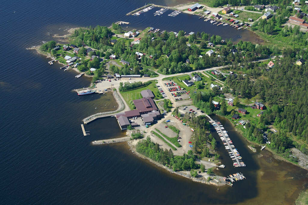 Bilden av Norrbyn från 2006, som togs från luften, ger oss en unik möjlighet att se platsen på ett sätt som sällan är möjligt.