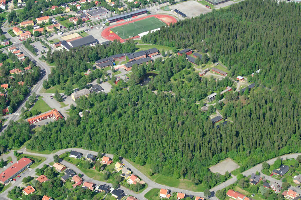 Bilden över Gammlia i Umeå från 2006, som togs från luften, ger oss en unik möjlighet att se platsen på ett sätt som sällan är möjligt.