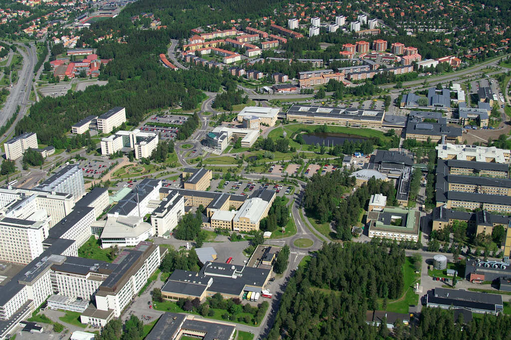 Ett flygbild av Universitetsområdet år 2006. Det erbjuder oss en helt annan möjlighet att få en djupare och mer detaljerad inblick i denna plats än vad vi normalt kan uppleva från marknivå.