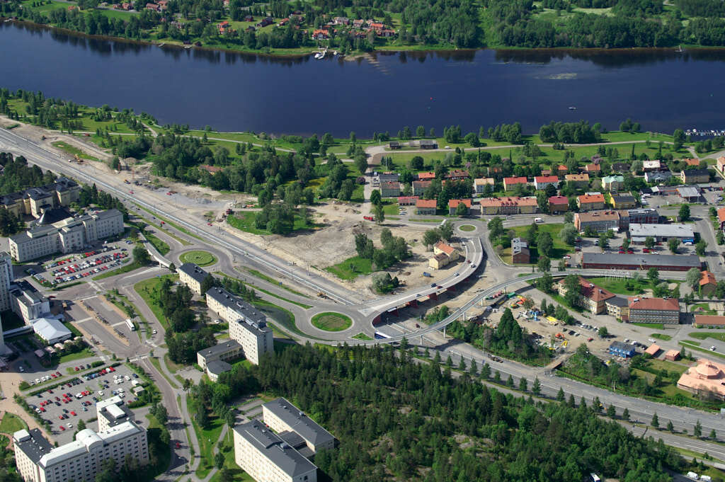 Öbacka och Öst på stan sett från luften år 2006.