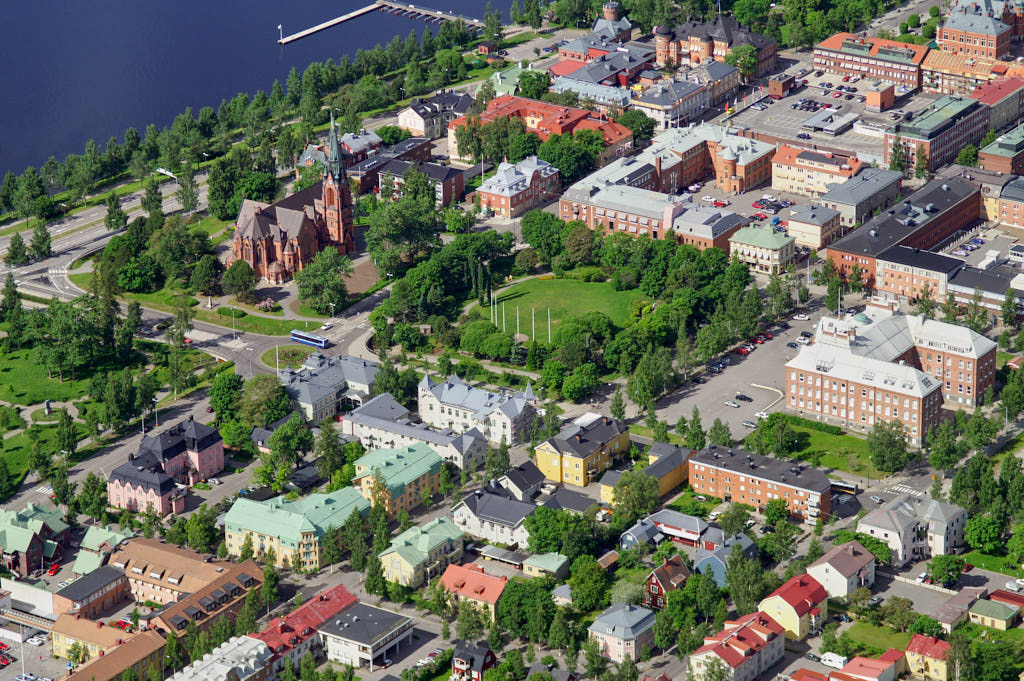 En bild av Öst på stan och Centrala stan i Umeå år 2006. Det erbjuder oss en helt annan möjlighet att få en djupare och mer detaljerad inblick i denna plats än vad vi normalt kan uppleva från marknivå.