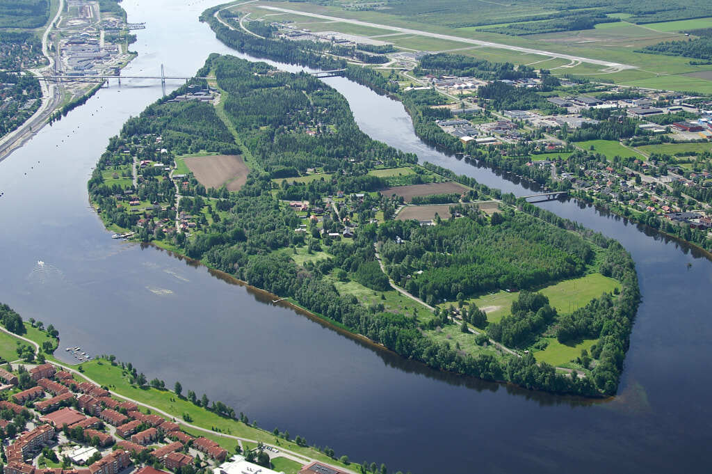 År 2023 togs flygbild över Ön. Den här bilden är inte bara intressant att titta på, den är också värdefull när man planerar städer och de som vill förstå hur städer ändras över tid. Den hjälper oss att se hur Ön har utvecklats och hur de passar in i staden.