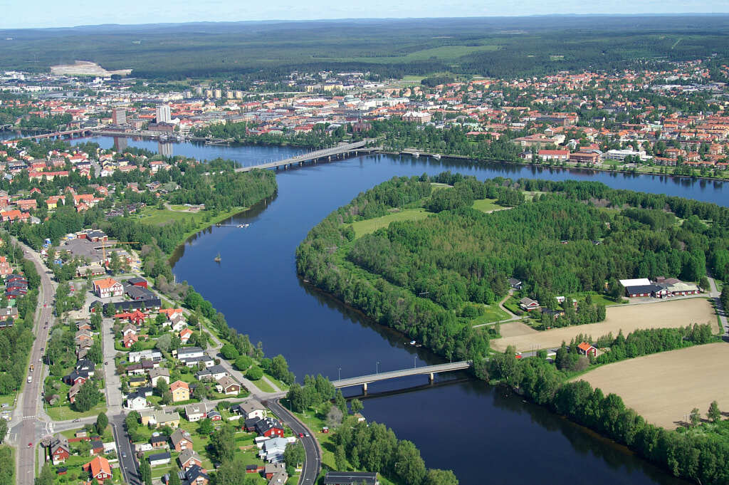 År 2023 togs flygbild över Ön. Den här bilden är inte bara intressant att titta på, den är också värdefull när man planerar städer och de som vill förstå hur städer ändras över tid. Den hjälper oss att se hur Ön har utvecklats och hur de passar in i staden.